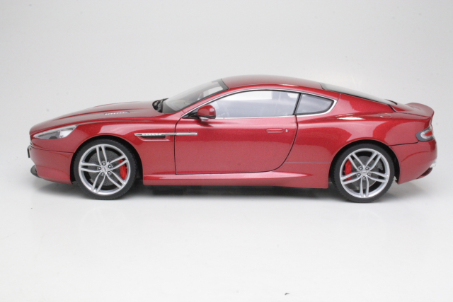 Aston Martin DB9 Coupe 2004, punainen - Sulje napsauttamalla kuva