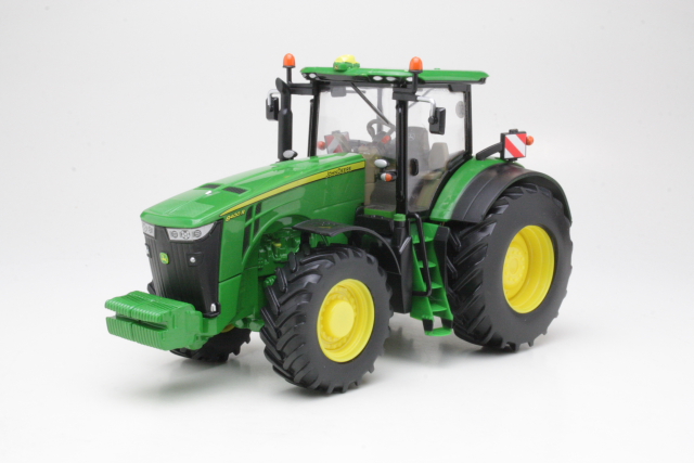 John Deere 8400R, green