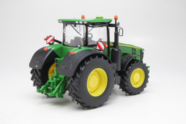 John Deere 8400R, green