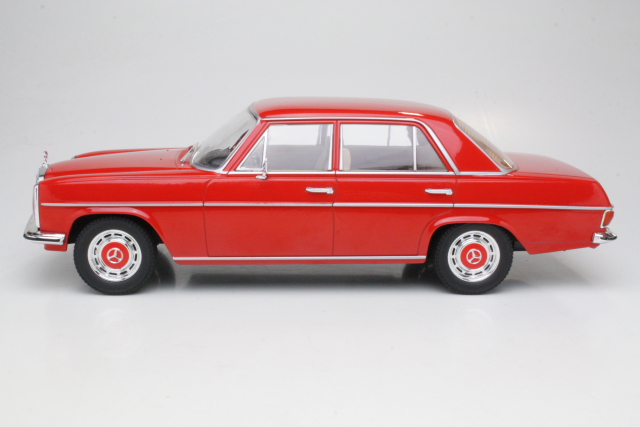 Mercedes 220 (w115) 1973, punainen