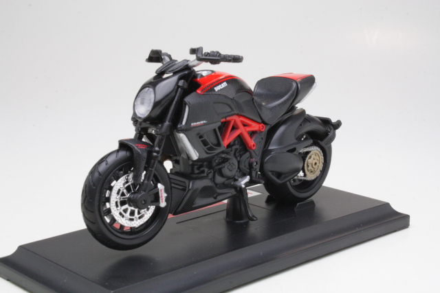 Ducati Diavel Carbon 2011, musta/punainen - Sulje napsauttamalla kuva