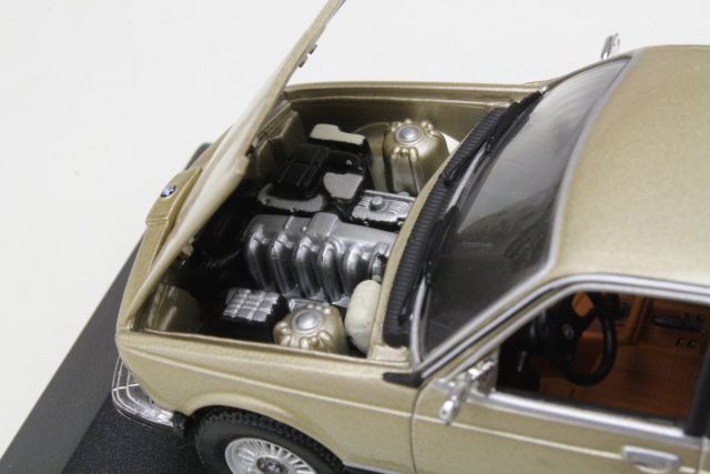 BMW 733i 1977, gold - Click Image to Close