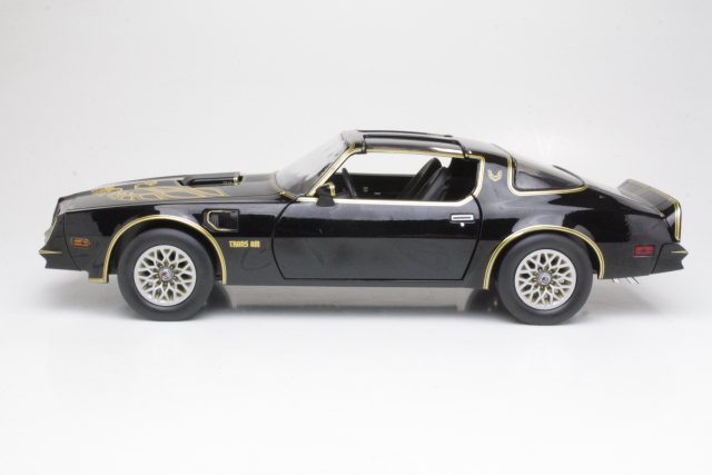 Pontiac Firebird Trans Am 1977, black "Smokey and the Bandit"
