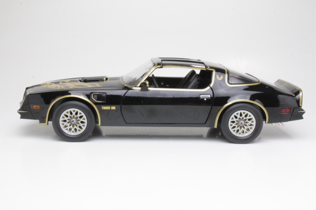 Pontiac Firebird Trans Am 1977, musta "Smokey and the Bandit" - Sulje napsauttamalla kuva