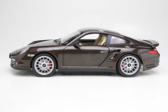 Porsche 911 Turbo 2010, ruskea - Sulje napsauttamalla kuva