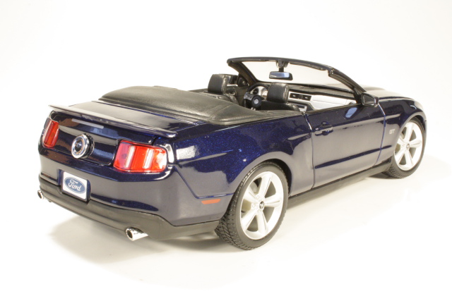 Ford Mustang GT Cabrio 2010, tummansininen - Sulje napsauttamalla kuva