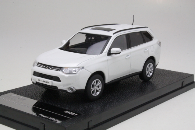 Mitsubishi Outlander 2010, white