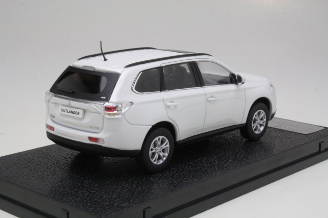 Mitsubishi Outlander 2010, white