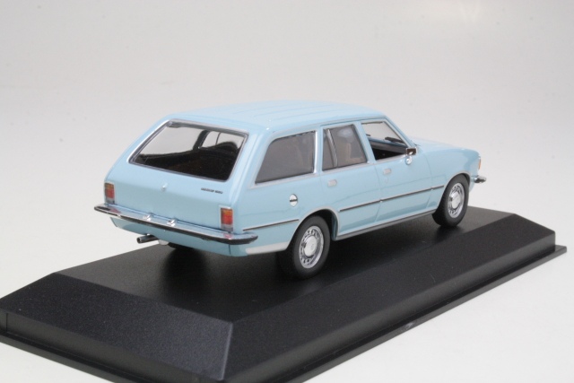 Opel Rekord D Caravan 1975, vaaleansininen