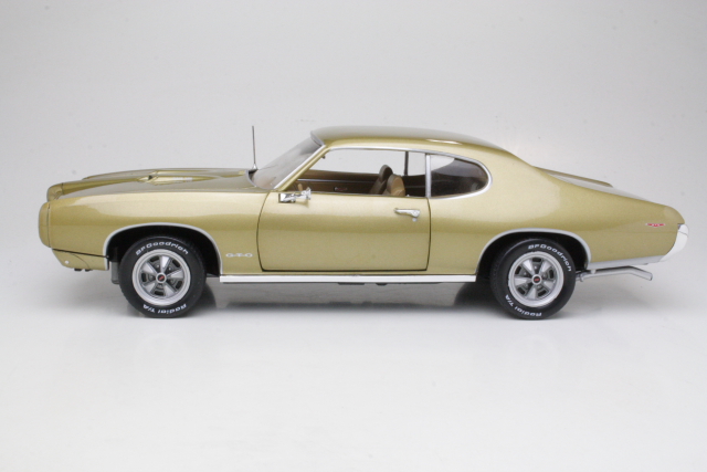 Pontiac GTO Hardtop 1969, gold