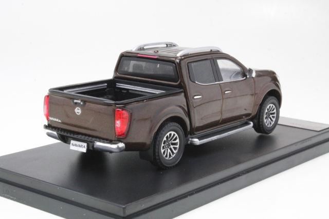 Nissan Navara 2017, ruskea