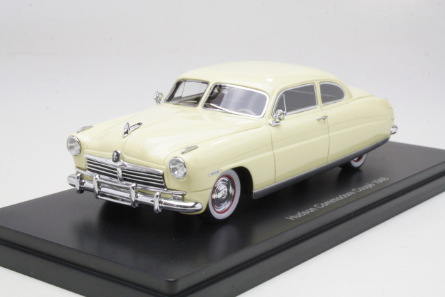 Hudson Commodore Coupe 1948, beige - Sulje napsauttamalla kuva