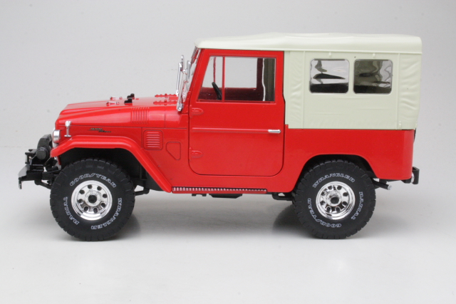 Toyota Land Cruiser FJ40 1967, red/beige (closed soft top) - Click Image to Close