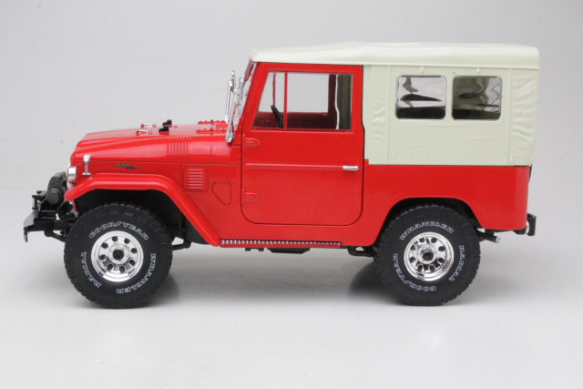 Toyota Land Cruiser FJ40 1967, punainen/beige (closed soft top)