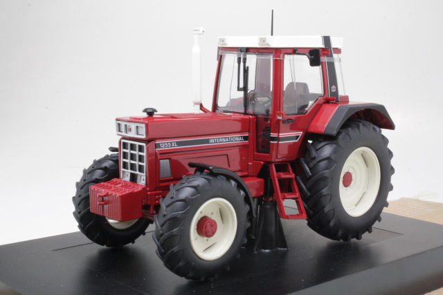 International 1255XL, red