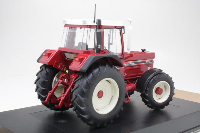International 1255XL, red