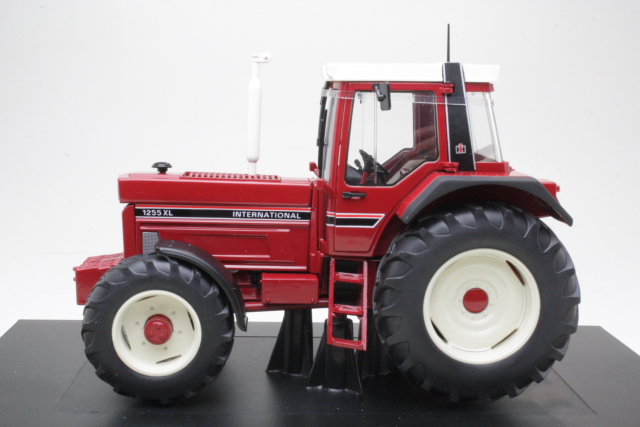 International 1255XL, red