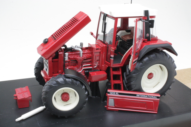 International 1255XL, red