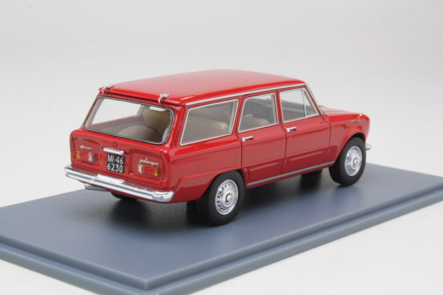 Alfa Romeo Giulia Super Giardinetta 1967, punainen