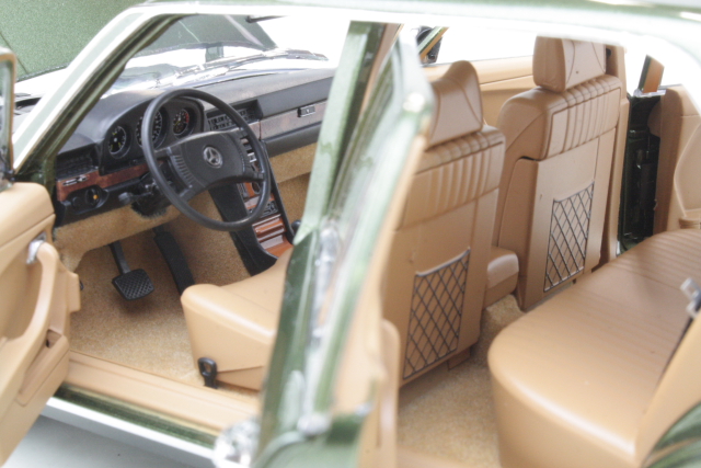 Mercedes 450SEL 6.9 1976, vihreä