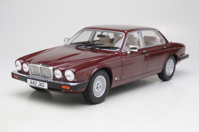 Jaguar XJ SIII 1979, tummanpunainen - Sulje napsauttamalla kuva