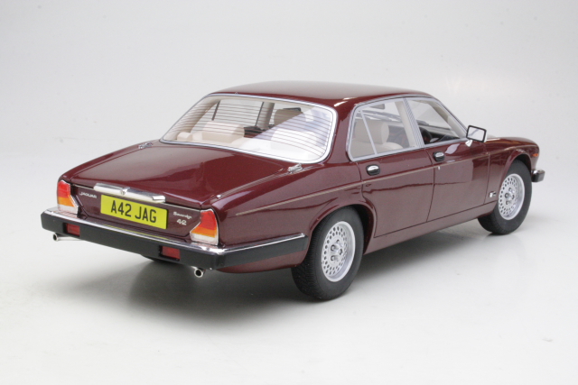 Jaguar XJ SIII 1979, tummanpunainen