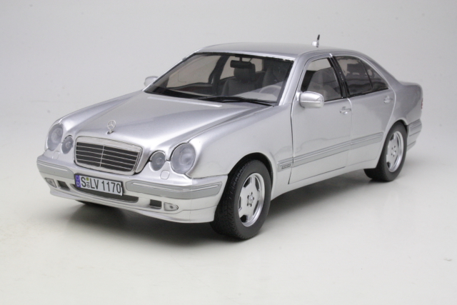 Mercedes E320 (w210) 2001, silver