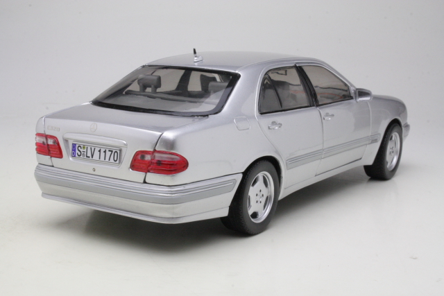 Mercedes E320 (w210) 2001, silver