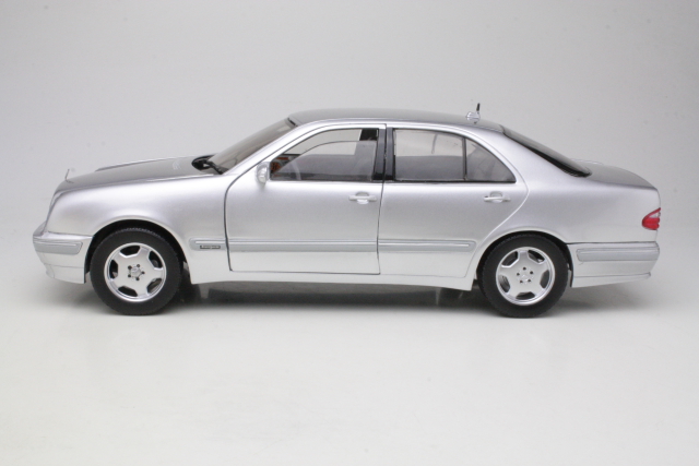 Mercedes E320 (w210) 2001, silver