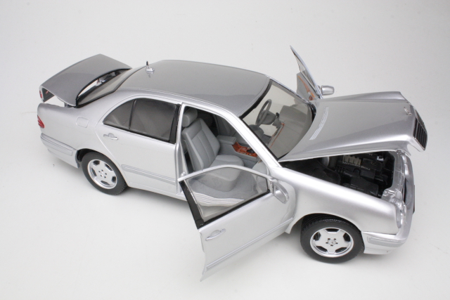 Mercedes E320 (w210) 2001, silver