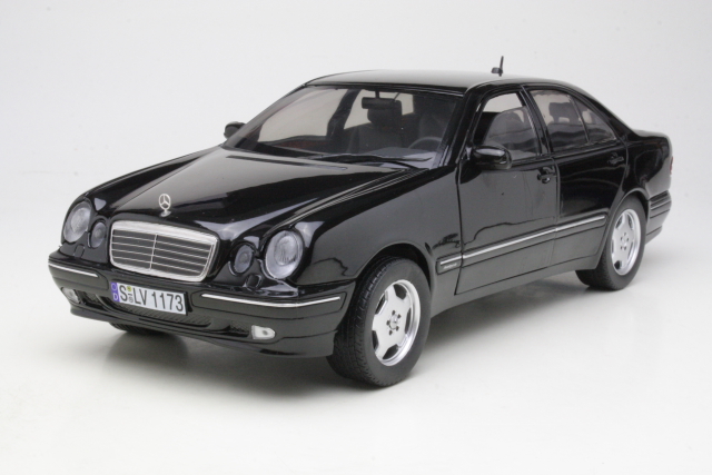 Mercedes E320 (w210) 2001, musta