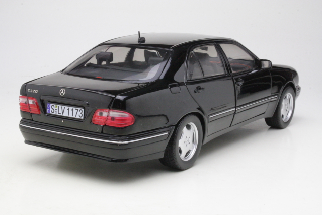 Mercedes E320 (w210) 2001, musta