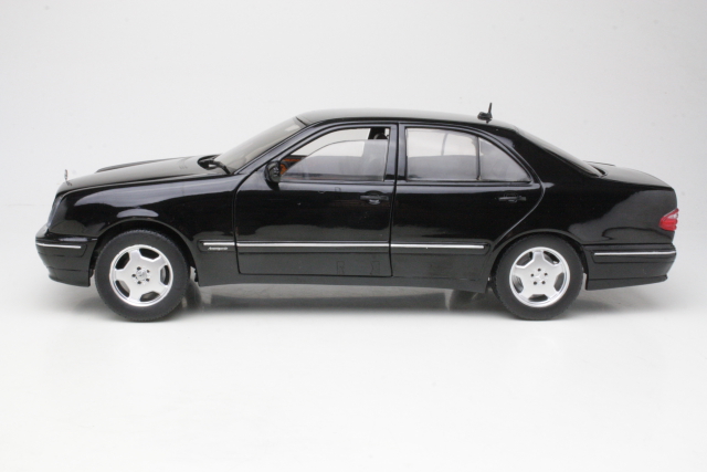 Mercedes E320 (w210) 2001, musta