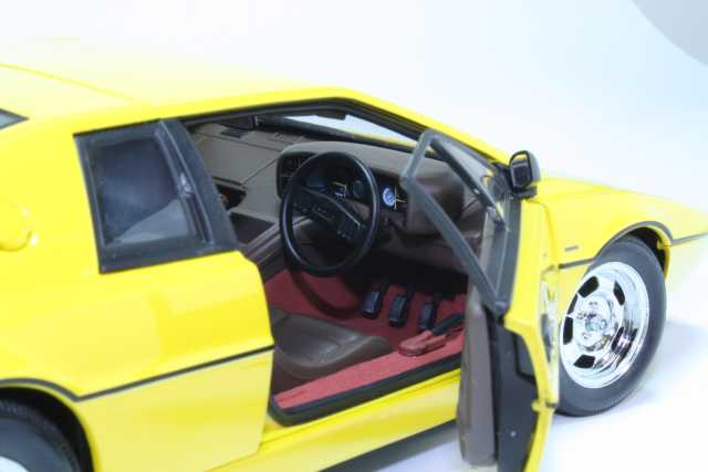 Lotus Esprit 1979, keltainen