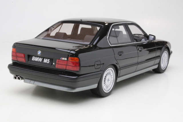 BMW M5 (e34) 1989, musta - Sulje napsauttamalla kuva