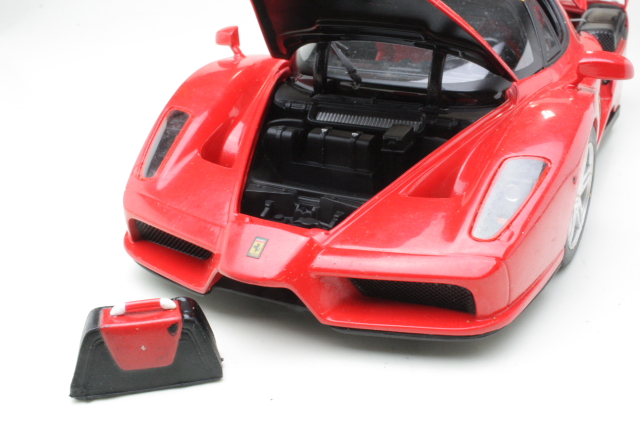 Ferrari Enzo 2005, punainen/keltainen katto - Sulje napsauttamalla kuva