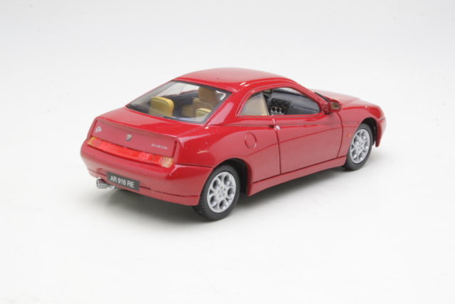 Alfa Romeo GTV 1995, punainen
