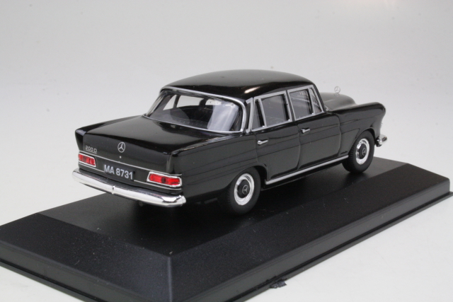 Mercedes 200D (W110) 1965, musta
