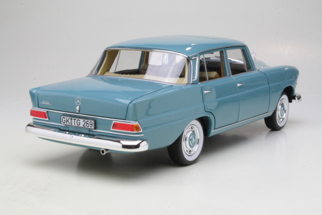 Mercedes 200 (w110) 1966, sininen