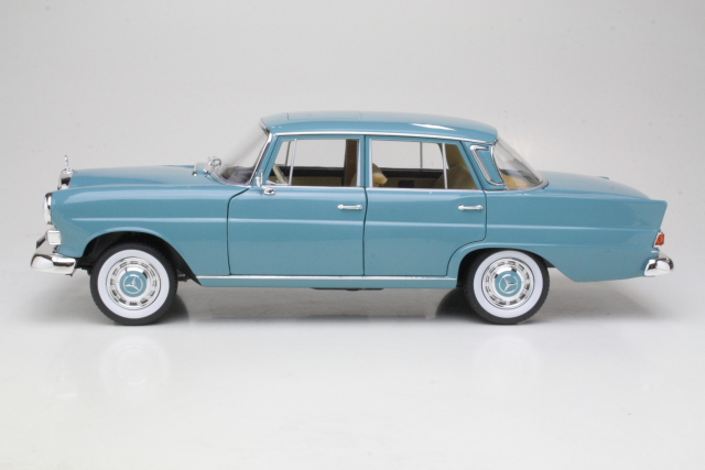 Mercedes 200 (w110) 1966, sininen