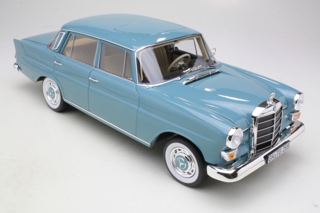 Mercedes 200 (w110) 1966, sininen
