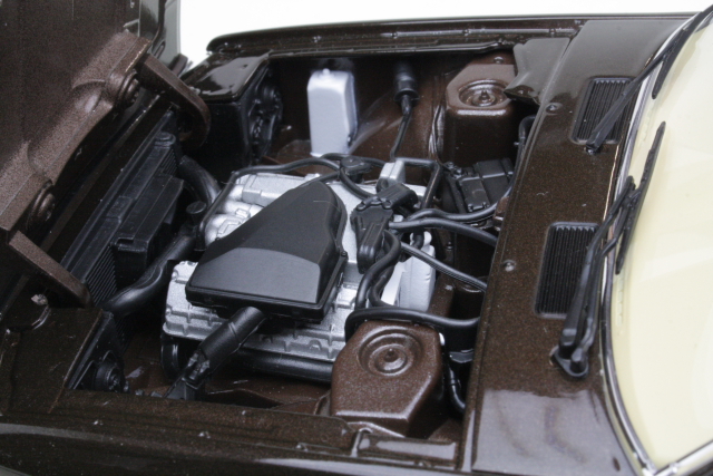 Renault 30TX 1981, tummanruskea - Sulje napsauttamalla kuva