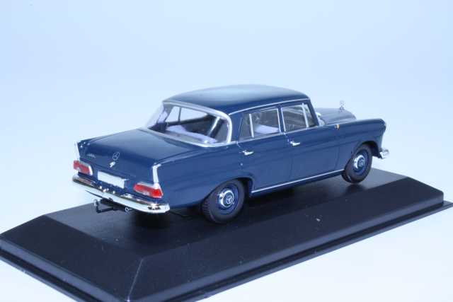 Mercedes 190 (w110) 1961, sininen - Sulje napsauttamalla kuva