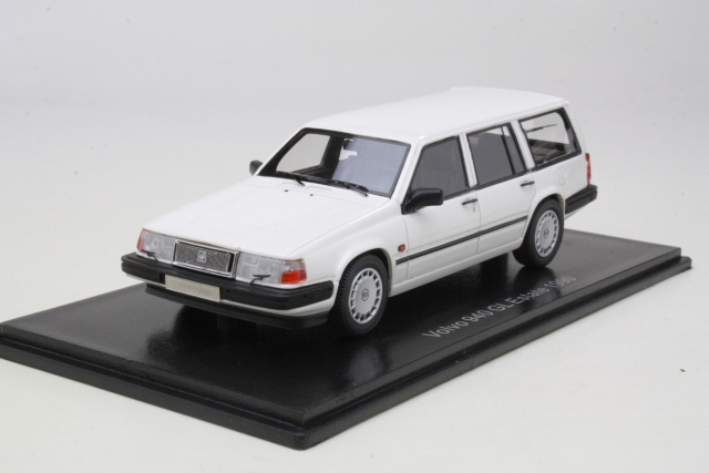 Volvo 940 GL Estate 1992, white