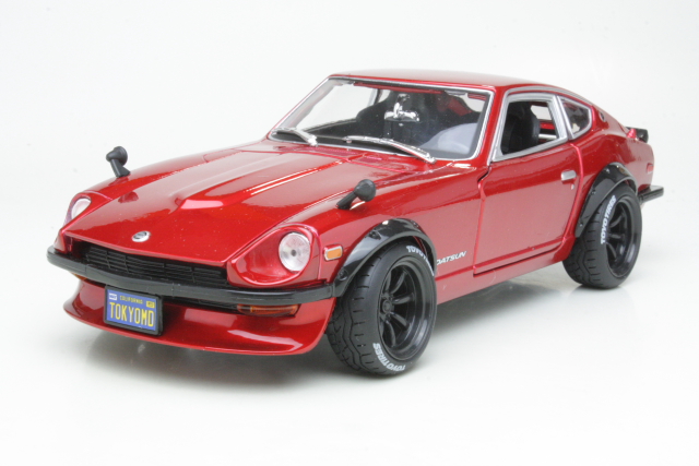 Datsun 240Z 1971, tummanpunainen - Sulje napsauttamalla kuva