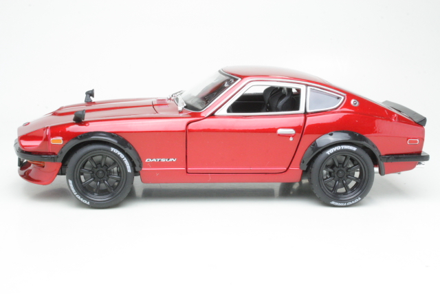 Datsun 240Z 1971, tummanpunainen