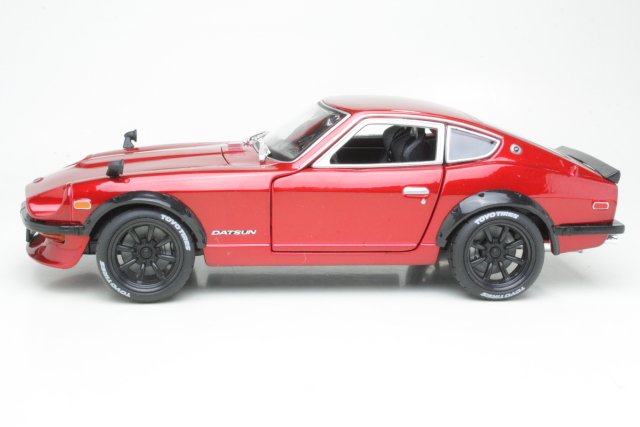 Datsun 240Z 1971, tummanpunainen - Sulje napsauttamalla kuva