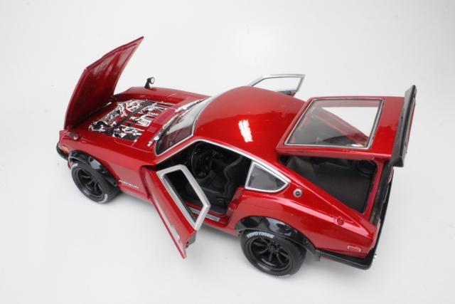 Datsun 240Z 1971, tummanpunainen
