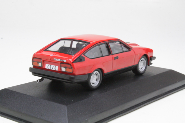 Alfa Romeo GTV 6 1985, punainen - Sulje napsauttamalla kuva