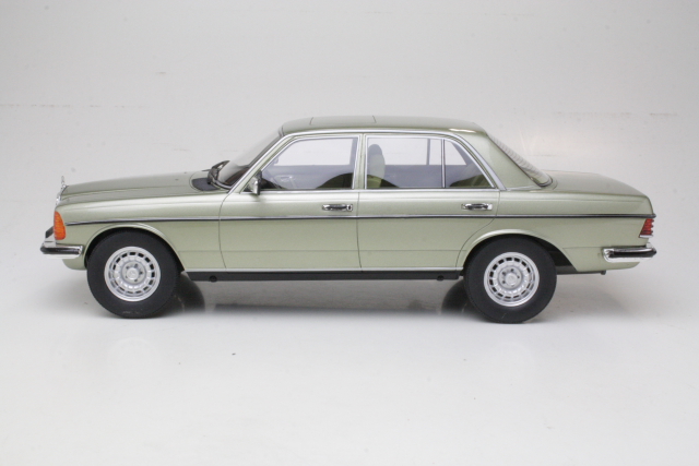 Mercedes 280E (w123) 1976, light green